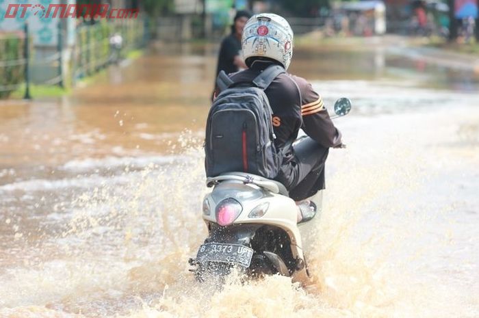 Jangan asal nyemplung, pengendara motor matic perlu tahu batas aman trabas banjir 