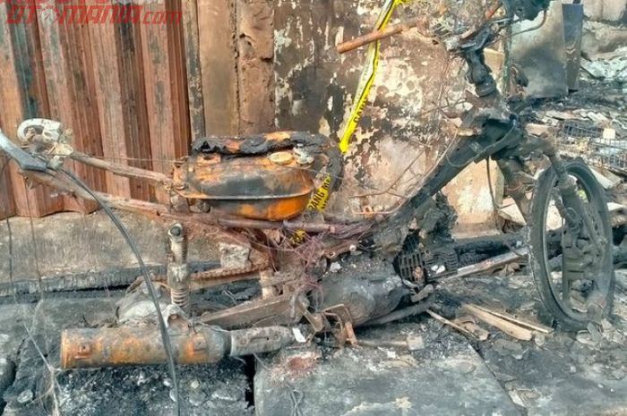 Salah satu motor yang hangus terbakar karena tragedi kebakaran Depo Pertamina Plumpang (3/3).  