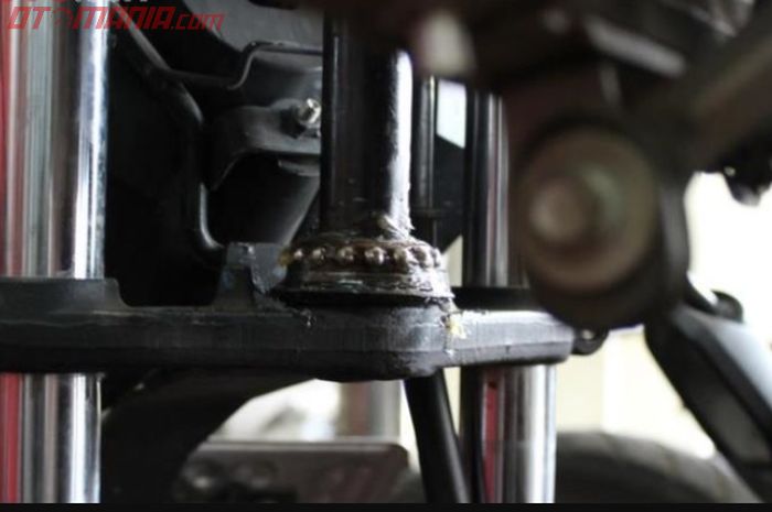 Ilustrasi perbaikan komstir motor rusak. 