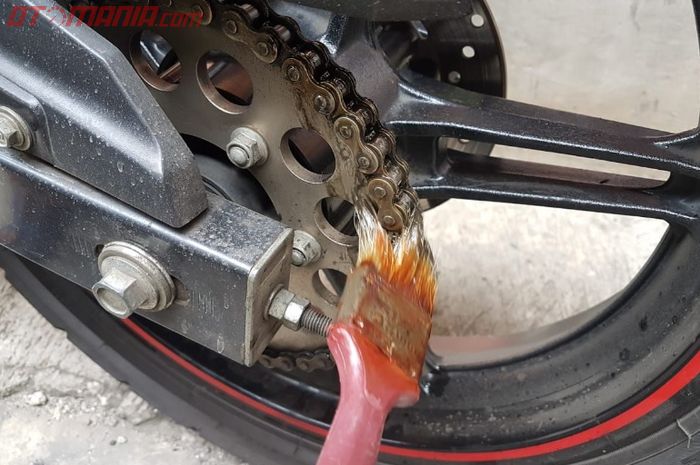 Ini efeknya lumasi rantai motor pakai oli bekas (Foto ilustrasi). 