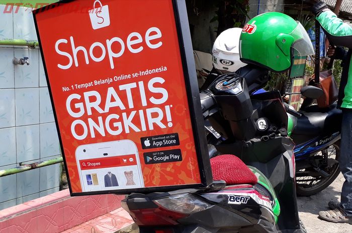 Papan iklan di motor ojek online