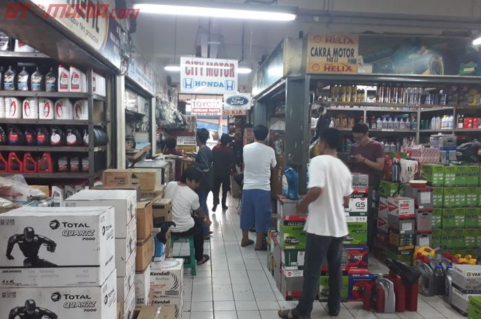 Keramaian penjual aki dan oli di Pusat Onderdil Dutamas Fatmawati, Jakarta Selatan