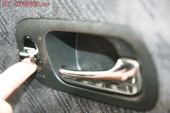 Ilustrasi Tombol central lock Honda CR-V