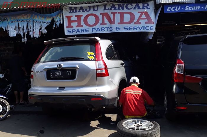 Honda CR-V 2007 yang alami kerusakan pada kaki-kaki sedang diperiksa di bengkel spesialis Honda, Maj