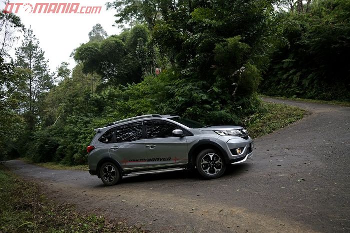 Tips Melewati Tanjakan Pakai Mobil Matik Agar Tenaga Ngisi Terus