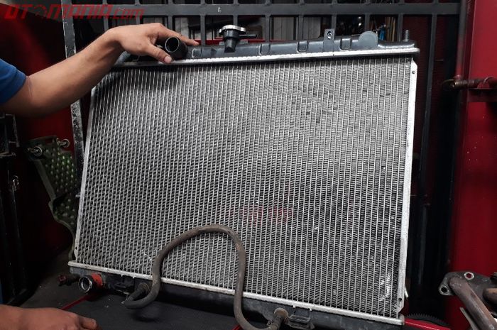 Radiator bocor milik Serena C24 yang alami overheat