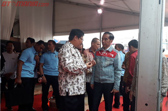 Presiden Joko Widodo saat berbincanh dengan Menteri Perindustrian, Airlangga Hartarto