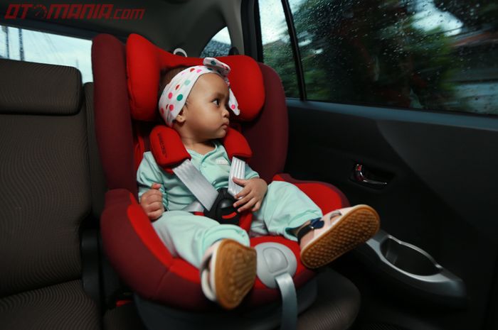 Ilustrasi pemasangan child seat di mobil