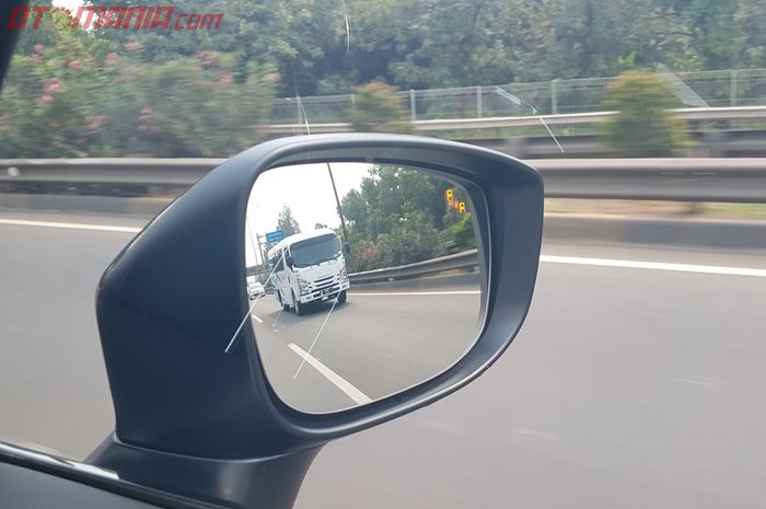 Ilustrasi. Pengaturan kaca spion untuk meminimalisir blind spot