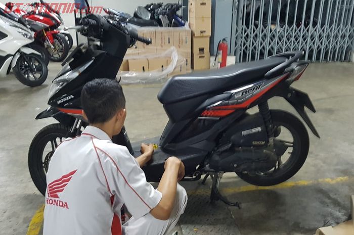 Ilustrasi servis di bengkel resmi Honda