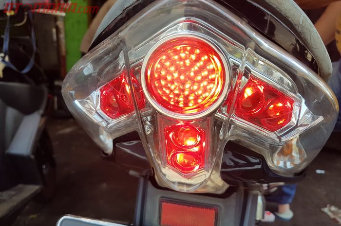 Penyebab lampu sein dan lampu rem motor menyala sendiri saat hujan.