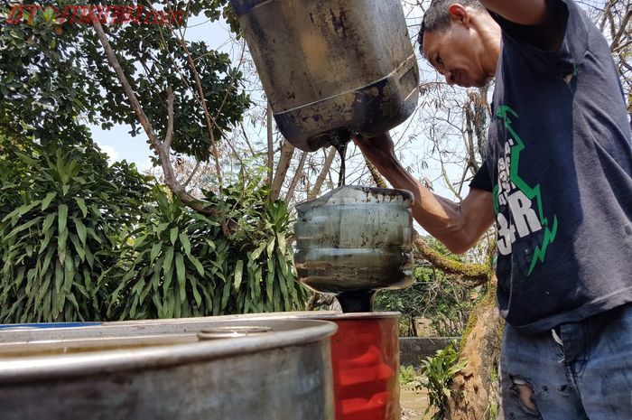 Buka Usaha Bengkel Jangan Coba coba Buang Limbah  B3  