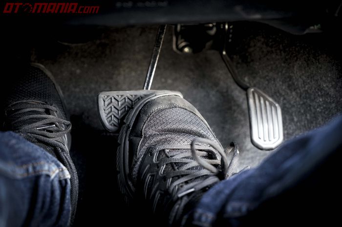 Ilustrasi , injak pedal rem mobil matic menggunakan kaki kanan