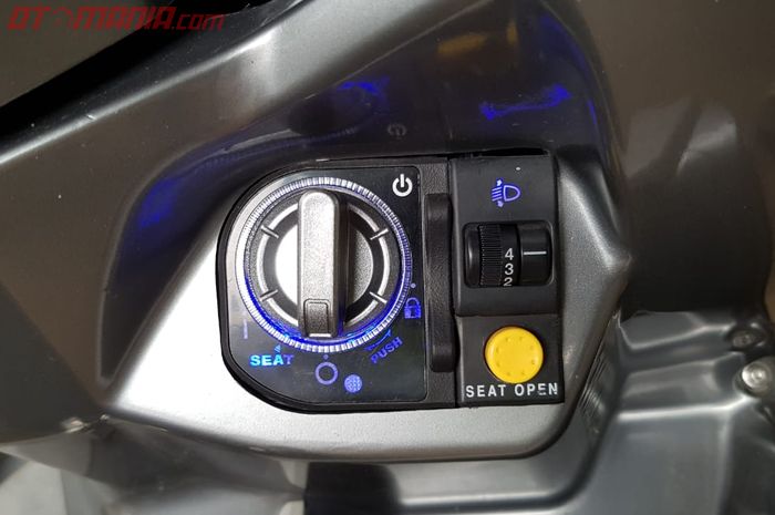 Switch headlamp leveling terpasang di dasbor motor