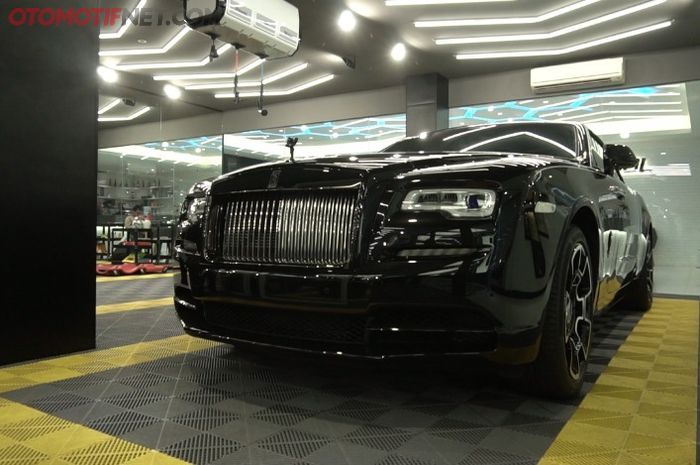 Rolls Royce Dawn Black Badge yang Merupakan Trim Edisi Spesial dan Hanya Ada 1 Unit di Asia Tenggara