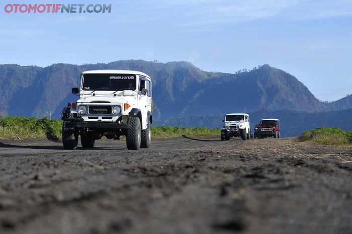 Ilustrasi wisata naik jip di Bromo