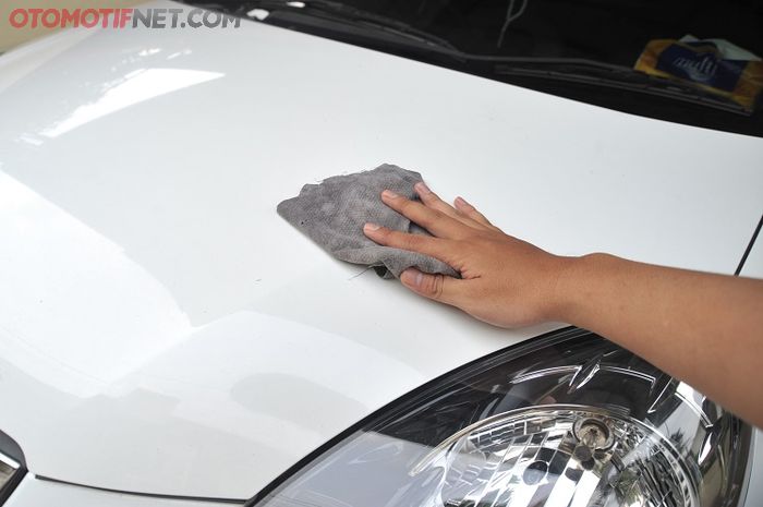 Air hujan jangan langsung dilap, karena mengandung kotoran halus yang         merusak permukaan