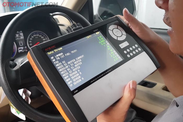 Proses Scanning Mobil Dengan Diagnostic Tools