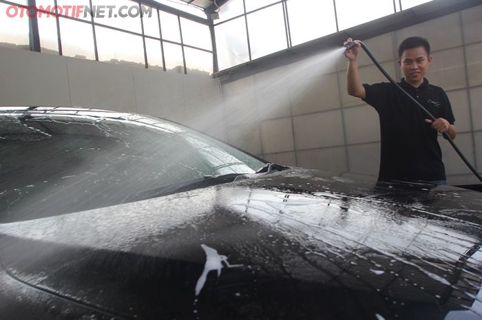 Mencuci mobil bekas sebaiknya jangan pakai air hujan