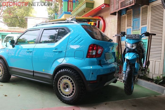 Pengangkut motor kecil dibikin kompak dengan bahan yang kuat. Dudukannya ditanam di bodi belakang bagian bawah. Mekanisme penyangganya dibantu dongkrak botol