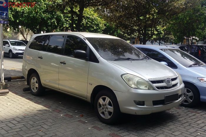 Kijang Innova generasi awal 