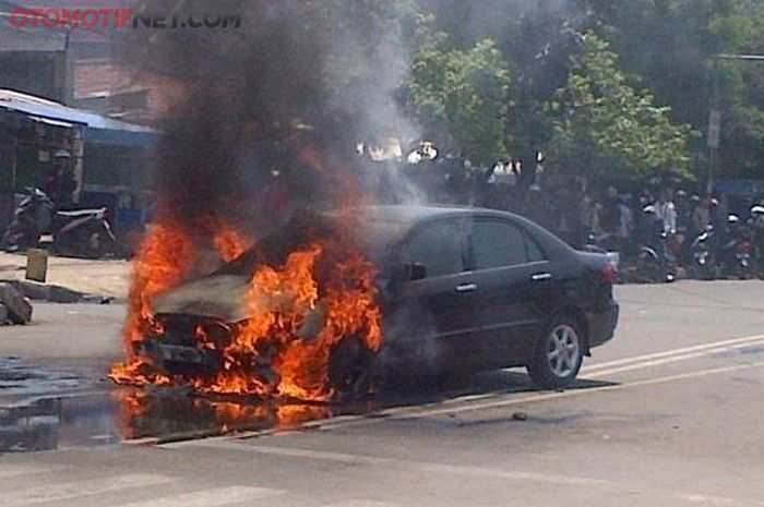 Ilustrasi mobil terbakar