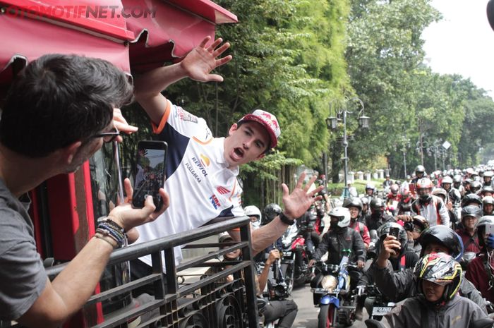 Marc Marquez saat berada di atas Bandros dan menyapa ratusan bikers di kota bandung, Jabar