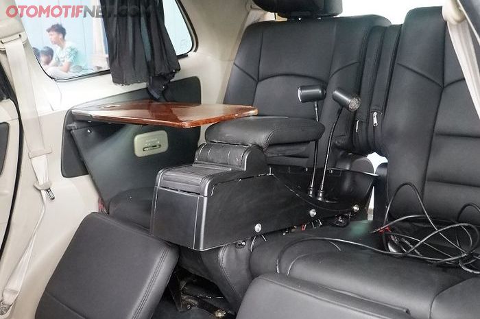 Console box plus cup holder, juga sebagai tempat pengendalian buka tutup kaca