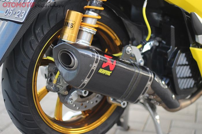 Perangkat gas buang full system dari Akrapovic Evo, sporty!  