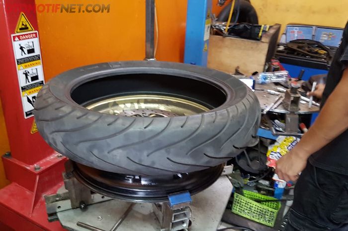 Ban tubeless perlu dilepas dari pelek saat proses tambal dalam