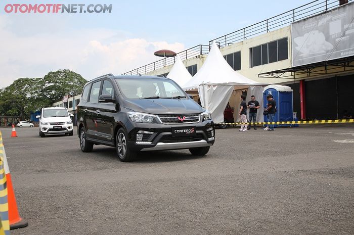 Wuling Confero S ACT dengan transmisi manual tanpa harus menginjak tuas kopling.