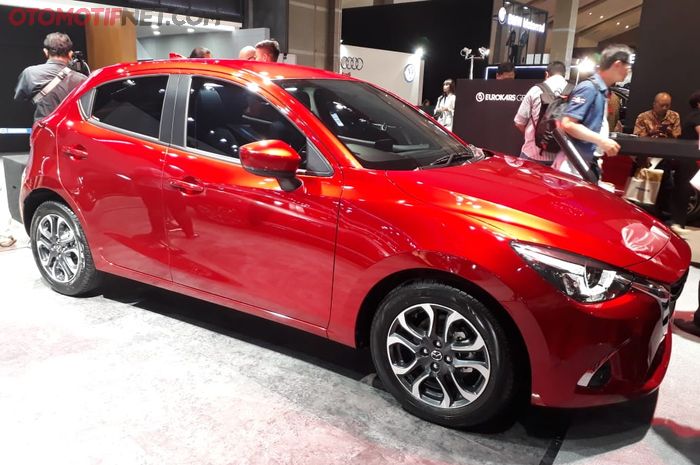 Mazda2 yang dipajang di booth Mazda di pameran otomotif Kemayoran 2019