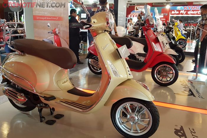 Jajaran motor Vespa dengan aksesori resmi di IIMS 2019