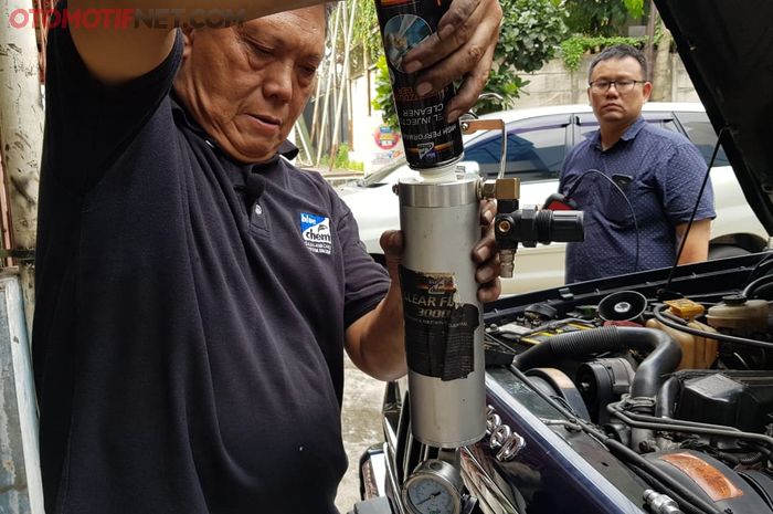 Mengaplikasikan Blue Chem Fuel Injector ke Alat Purging Mesin Mobil