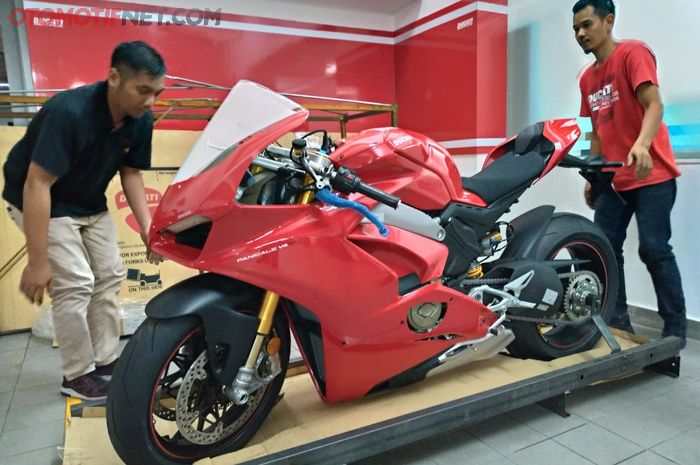 Unboxing Ducati Panigale V4S seharga Rp 1,2 milyar