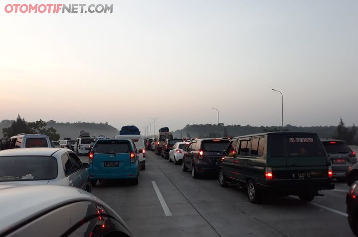 Kemacetan di ruas tol Jakarta - Cikampek (1/6/2019).