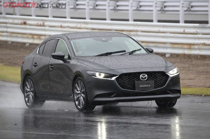 Fascia All New Mazda3 kini tampil lebih mencolok dengan lampu depan yang jadi lebih tajam serta desain grill yang lebih besar. 