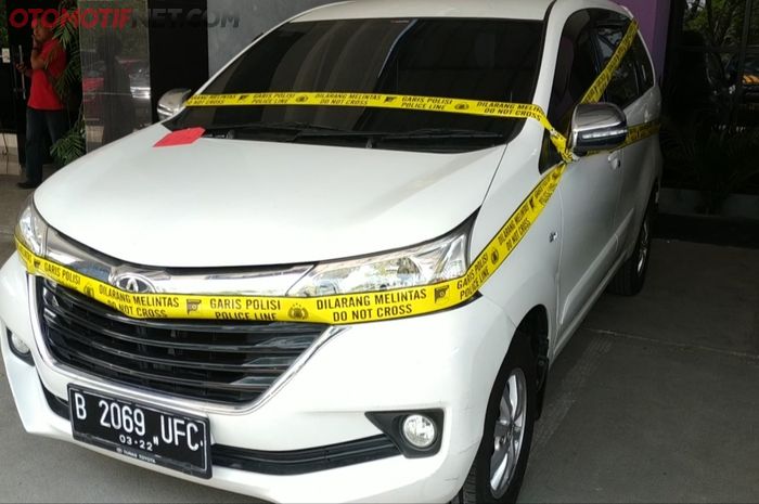 Toyota Avanza putih lansiran 2017 yang digunakan perampok Toko Emas dan SPBU di Balaraja, Banten.