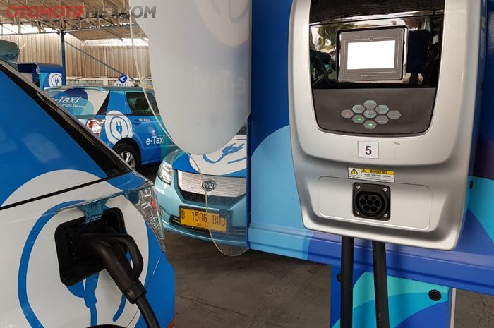 Charger Mobil Listrik e-Taxi Blue Bird