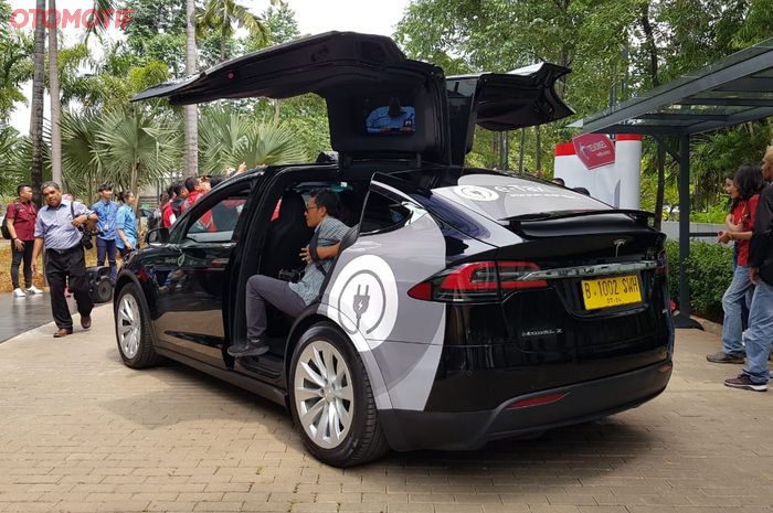 Taksi Tesla  Model X di Indonesia Mobilnya Mahal Konsumsi  