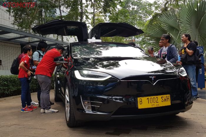 Tesla Model X 75D Armada Blue Bird Group