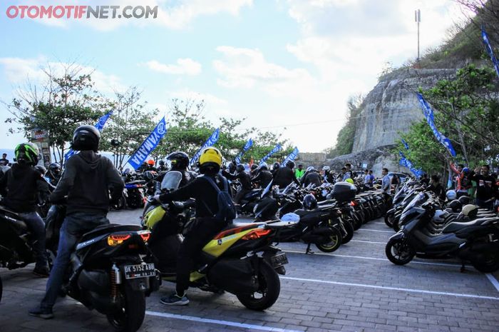 Parkiran penuh NMAX di MAXI Yamaha Day 2019 di Pantai Melasti, Bali.