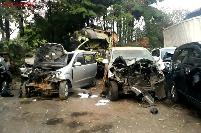 Kondisi bangkai kendaraan yang ringsek di Kantor Induk PJR Cipularang