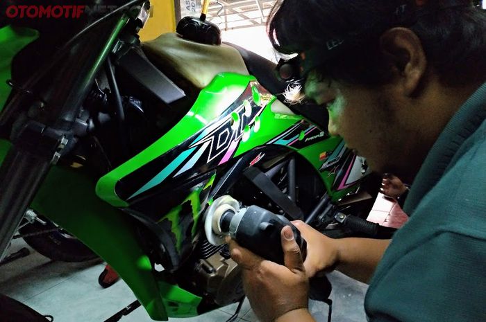 Pengerjaan detailing motor di RPG Motocare, Depok, biayanya terjangkau