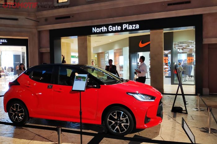 Toyota Yaris terbaru yang dipajang di pusat perbelanjaan VenusFort, Jepang.
