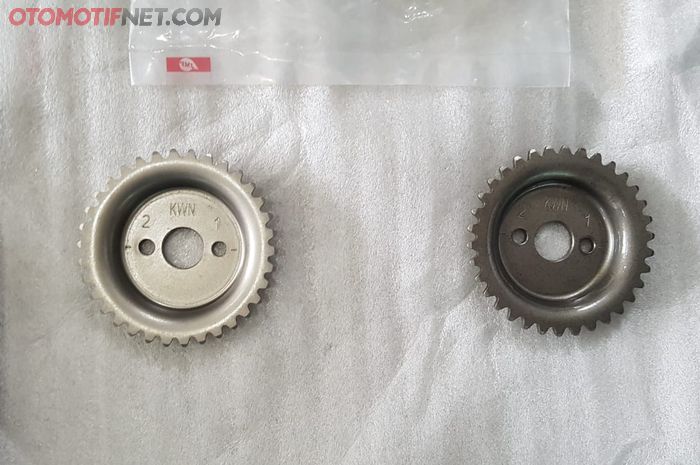 Sprocket cam pengganti (Kiri) dan sprocket cam yang terpasang di PCX 150 yang kena recall (Kanan).