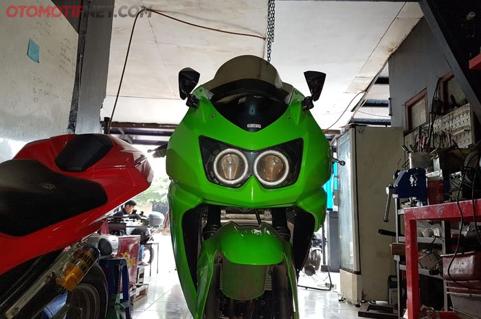Tampang Kawasaki Ninja 250 karburator masih memikat sebagian bikers