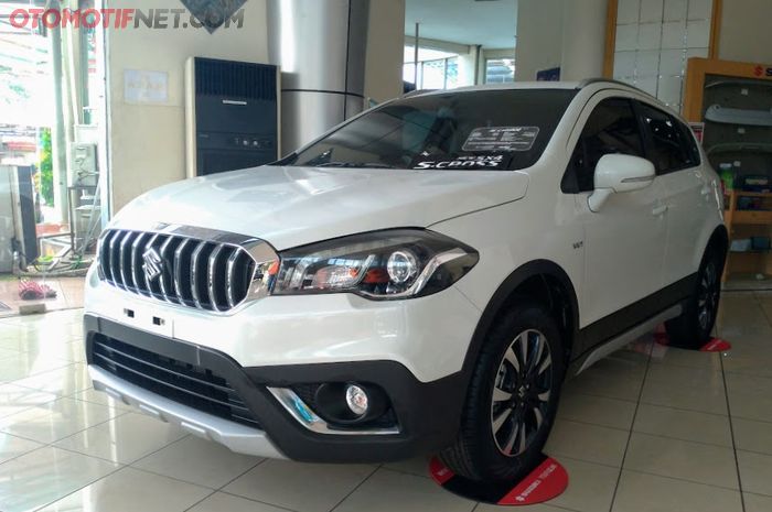 Suzuki SX4 S-Cross yang dipajang di dealer Suzuki.