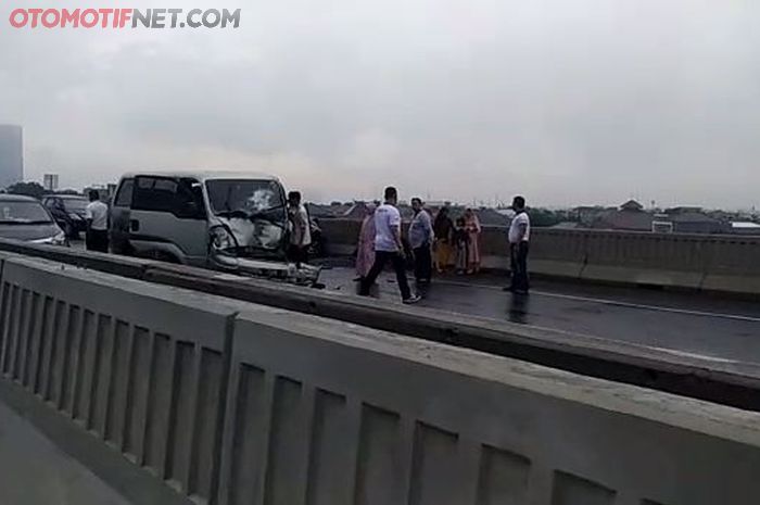 Kecelakaan pertama di jalan tol layang Japek