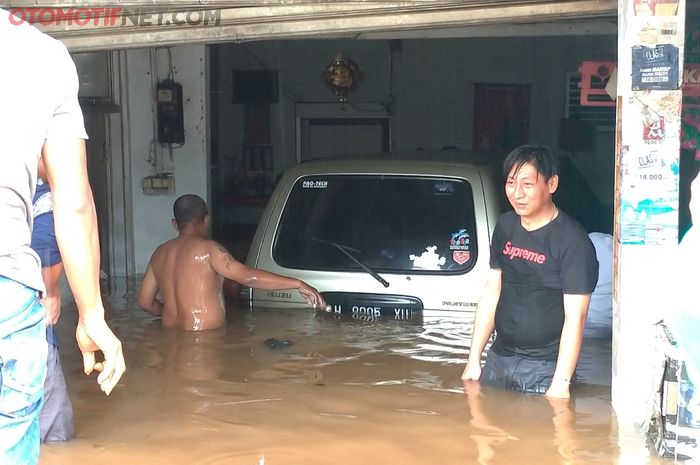 Sebuah Isuzu Panther terendam banjir di salah satu rumah warga di Simpang Hek, Kramat Jati, Jakarta Timur.